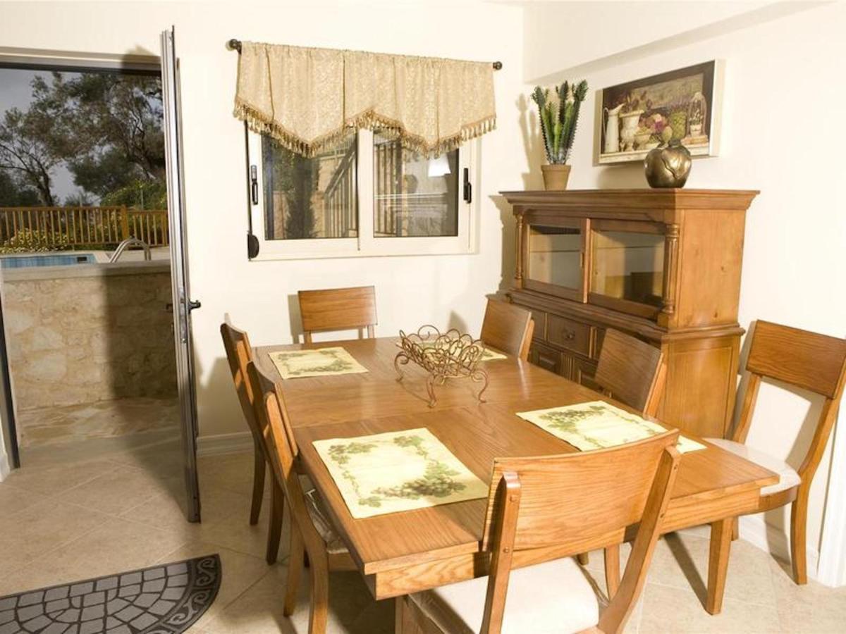 Beautiful House For 10 Persons, With Swimming Pool Villa *
